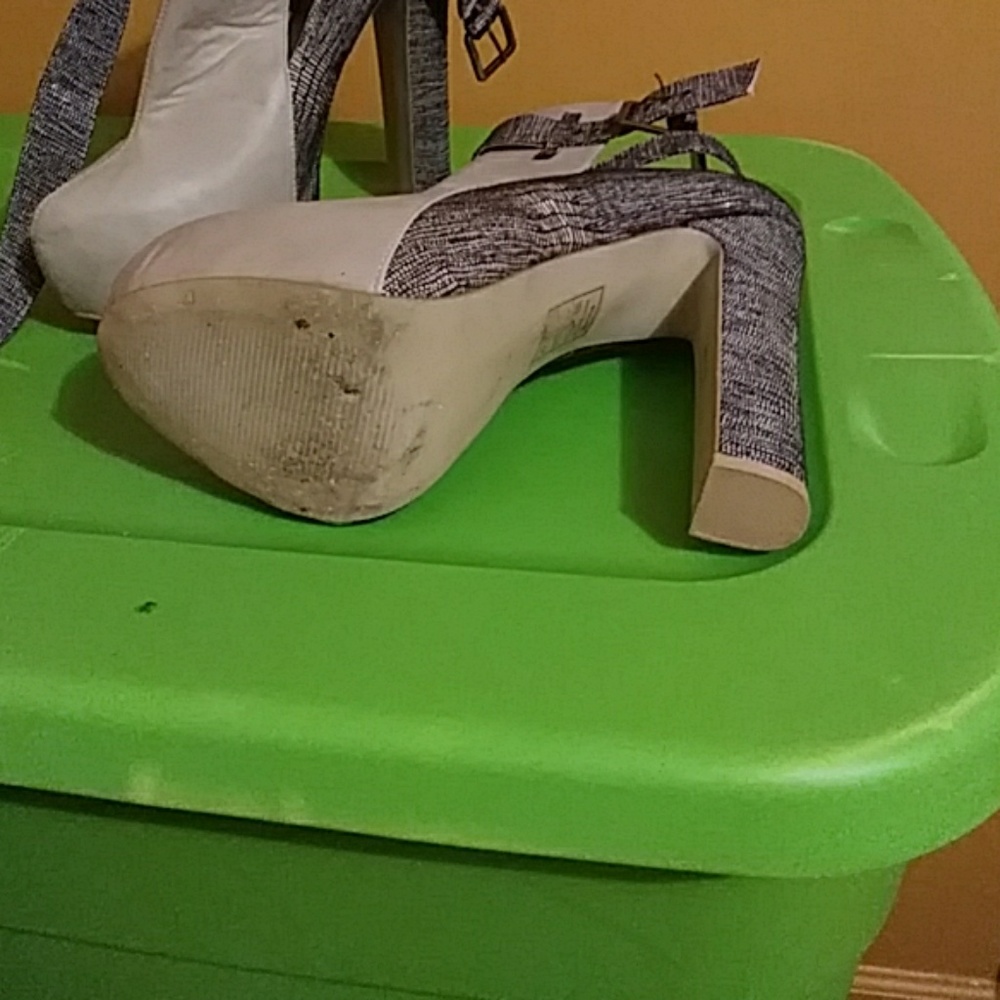 Heels - Picture 3 of 3